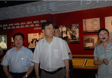 張德江參觀周恩來(lái)紀(jì)念館